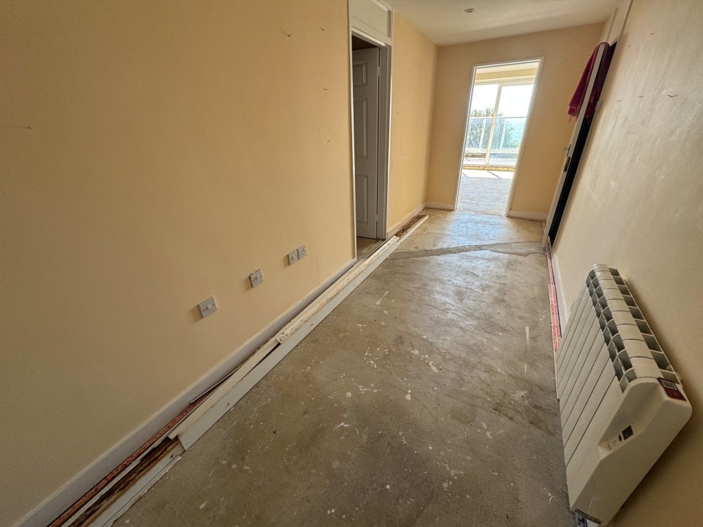 Lot: 207 - TWO-BEDROOM FIRST FLOOR APARTMENT WITH SEA VIEWS - Entrance hall